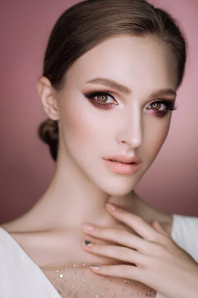 Portret Piękne Eleganckie Brunetka Dziewczyna Makijaż Fryzura Studio Różowym Tle — Zdjęcie stockowe