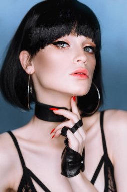 bir kız bir peruk içinde güzellik portresi