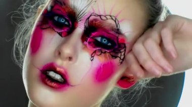 Yüzü fırçalanmış renkli bir kadının portresi.