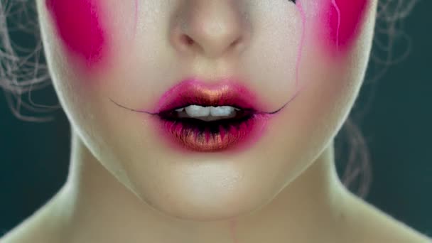 Yüzü Fırçalanmış Renkli Bir Kadının Portresi — Stok video