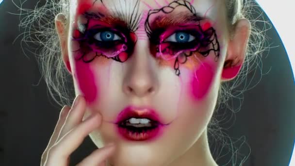 Porträtt Kvinna Med Färgglada Färg Borstade Ansiktet — Stockvideo