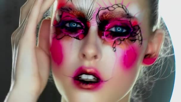 顔に色彩豊かな筆致の女性の肖像画 — ストック動画