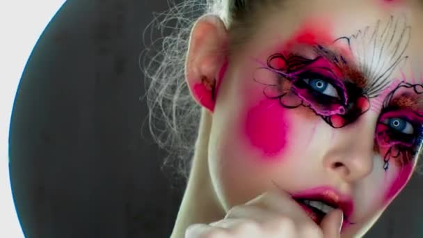 Porträtt Kvinna Med Färgglada Färg Borstade Ansiktet — Stockvideo