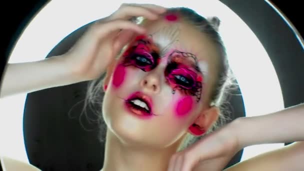 Yüzü Fırçalanmış Renkli Bir Kadının Portresi — Stok video