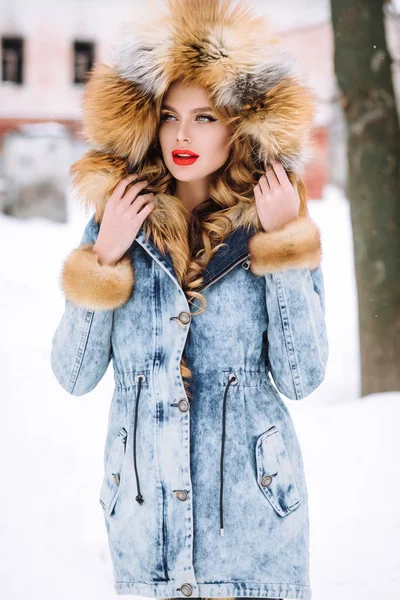 Bela Menina Loira Posando Inverno Casaco Peles Neve — Fotografia de Stock