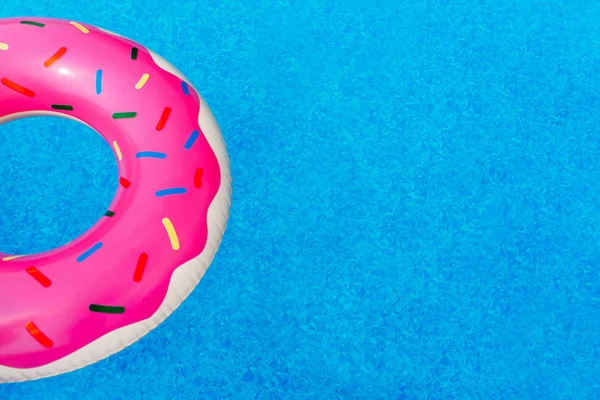 Opblaasbare Kleurrijke Donut Float Rubberring Zwembad Een Zonnige Dag — Stockfoto