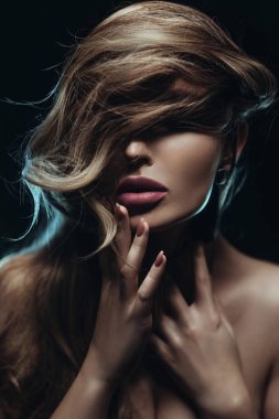 Saç modeli ile güzel seksi çıplak esmer kız portresi. Stüdyoda siyah bir arka plan renk filtreleri ile