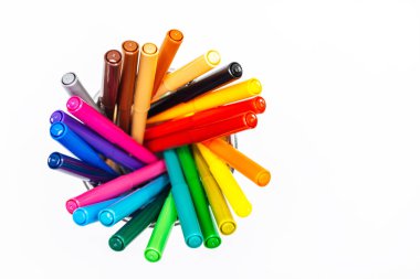 Beyaz arkaplanda izole edilmiş renkli işaretler