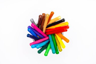 Beyaz arkaplanda izole edilmiş renkli işaretler