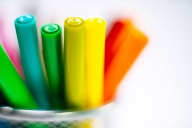 Beyaz arkaplanda izole edilmiş renkli işaretler