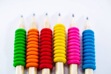 Bir kalem durumda beyaz arka plan üzerinde renkli kalemler