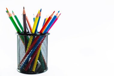 Bir kalem durumda beyaz arka plan üzerinde renkli kalemler