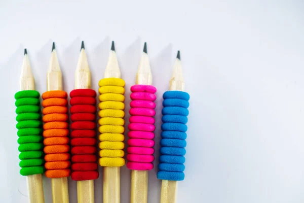 彩色的铅笔在白色背景上的铅笔盒 — 图库照片