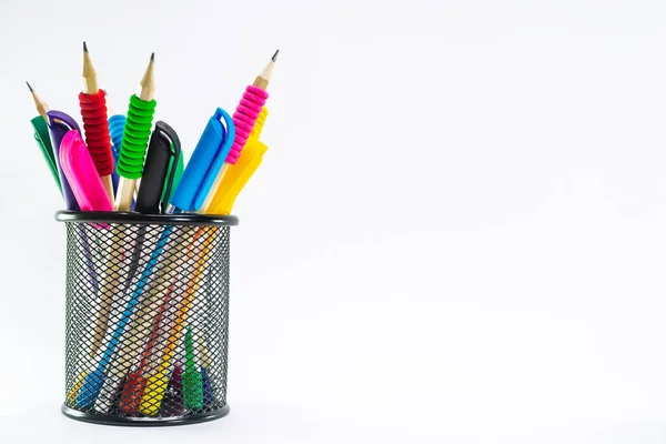 Bir Kalem Durumda Beyaz Arka Plan Üzerinde Renkli Kalemler — Stok fotoğraf
