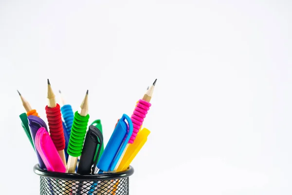 白い背景の上の筆箱に鉛筆の色 — ストック写真