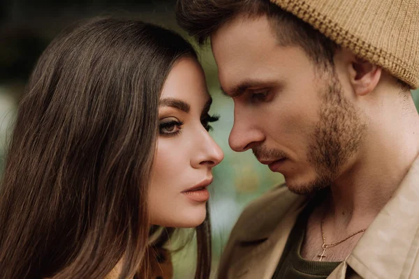 Amantes Felizes Namorado Namorada Beijando Abraçando Jardim — Fotografia de Stock