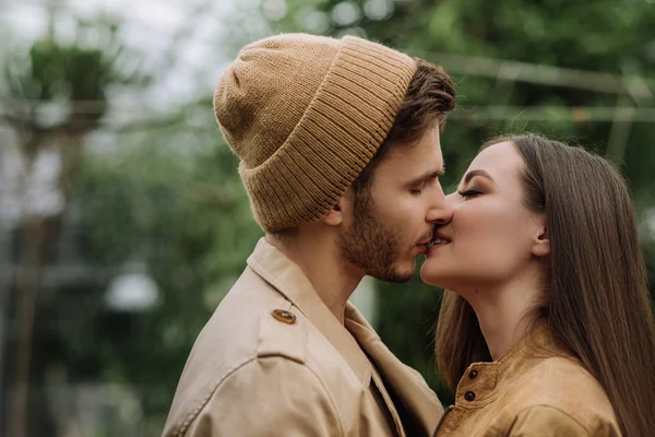 幸せな恋人のボーイフレンドとガールフレンドがキスし 庭で抱きしめる — ストック写真