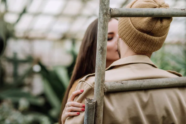 Happy Lovers Boyfriend Girlfriend Kissing Hugging Garden — Stock Photo, Image