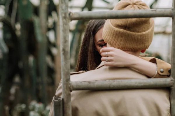 Happy Lovers Boyfriend Girlfriend Kissing Hugging Garden — Stock Photo, Image