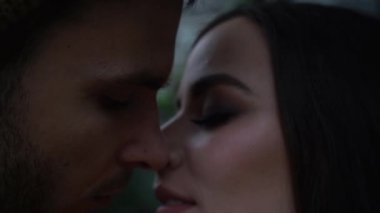 mutlu aşıklar erkek arkadaşı ve kız arkadaşı öpüşme, bahçede sarılma