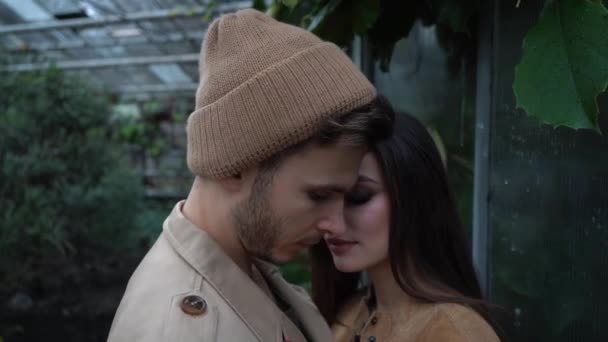 幸福的恋人男朋友和女朋友接吻 拥抱在花园里 — 图库视频影像