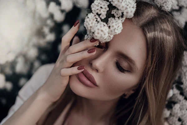 Porträt Eines Schönen Blonden Mädchens Blumen — Stockfoto