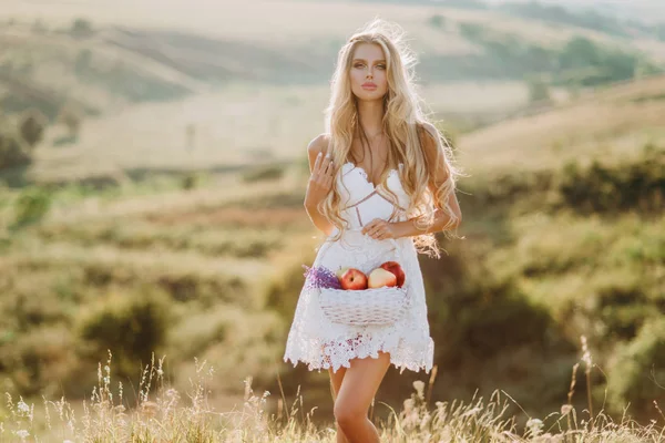 Mooie Sexy Blonde Meisje Witte Jurk Poseren Een Veld Bij — Stockfoto