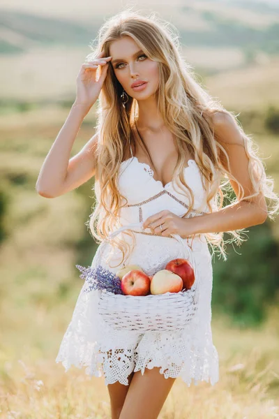 Schöne Sexy Blonde Mädchen Weißem Kleid Posiert Einem Feld Bei — Stockfoto