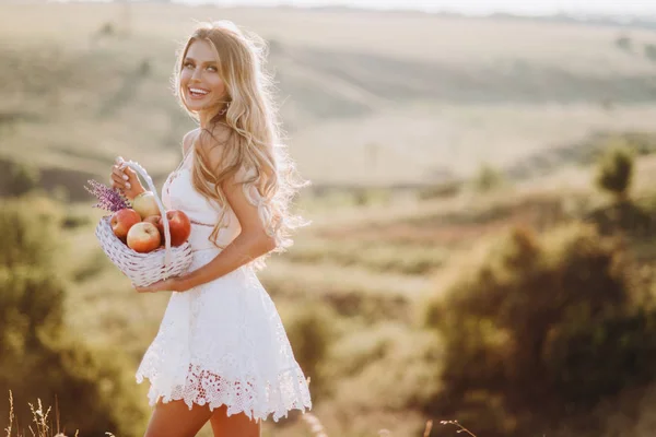 Schöne Sexy Blonde Mädchen Weißem Kleid Posiert Einem Feld Bei — Stockfoto