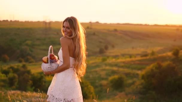 Beautiful Sexy Blonde Girl White Dress Posing Field Sunset Basket — Stock Video