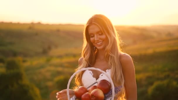 Menina Loira Sexy Bonita Vestido Branco Posando Campo Pôr Sol — Vídeo de Stock