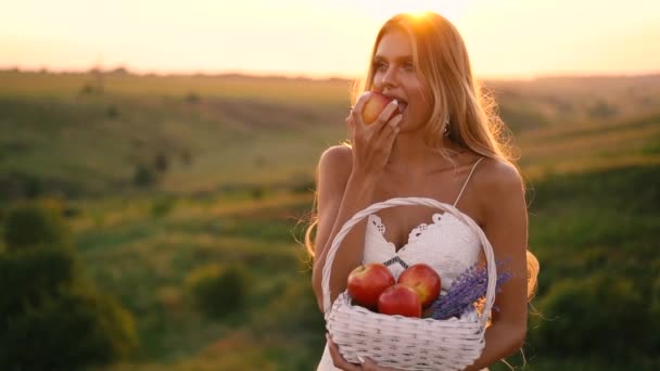 Menina Loira Sexy Bonita Vestido Branco Posando Campo Pôr Sol — Vídeo de Stock