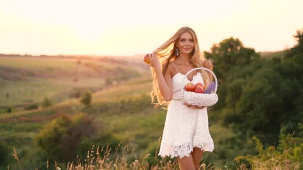 Hermosa Chica Rubia Sexy Vestido Blanco Posando Campo Atardecer Con — Vídeos de Stock