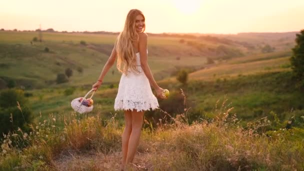 Bella Ragazza Bionda Sexy Abito Bianco Posa Campo Tramonto Con — Video Stock