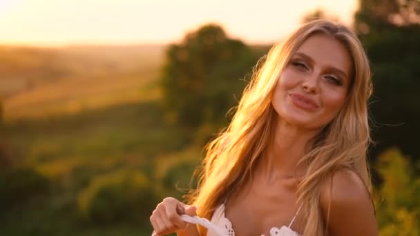 Beautiful Sexy Blonde Girl White Dress Posing Field Sunset Basket — Stock Video