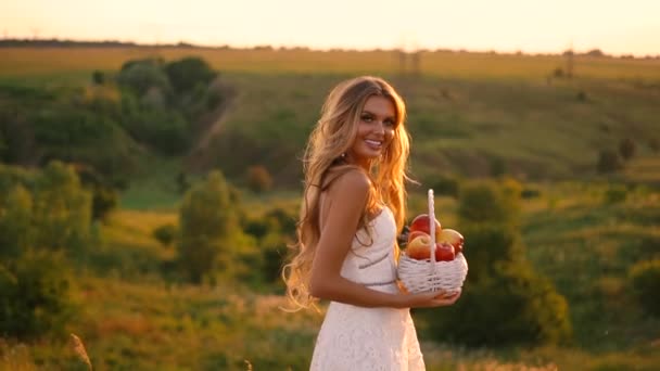 Schöne Sexy Blonde Mädchen Weißem Kleid Posiert Einem Feld Bei — Stockvideo