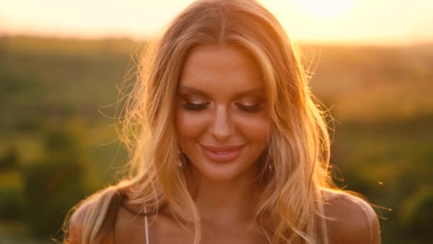 Красива Сексуальна Блондинка Білій Сукні Позує Полі Заході Сонця Кошиком — стокове відео