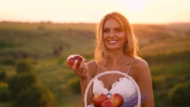 Hermosa Chica Rubia Sexy Vestido Blanco Posando Campo Atardecer Con — Vídeo de stock