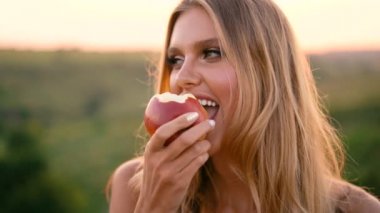 Beyaz elbise güzel seksi sarışın kız meyve sepeti ile günbatımı bir alanda poz 