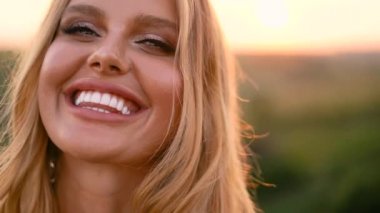 Beyaz elbise güzel seksi sarışın kız meyve sepeti ile günbatımı bir alanda poz 