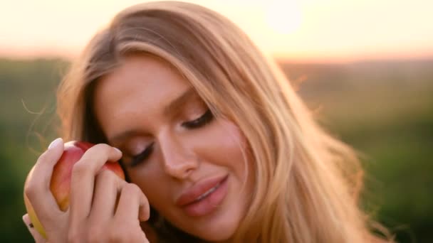 Vacker Sexig Blond Flicka Vit Klänning Poserar Ett Fält Vid — Stockvideo