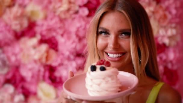 Belle Fille Boit Café Avec Dessert Dans Café Espace Publicitaire — Video