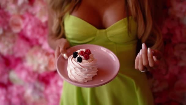 Bella Ragazza Beve Caffè Con Dessert Caffè Spazio Pubblicitario — Video Stock