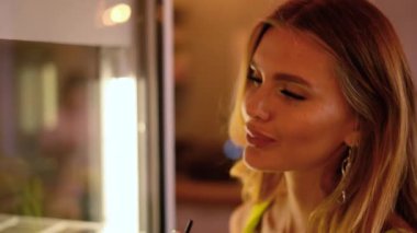 Güzel kız bir kafede tatlı ile kahve içiyor. reklam alanı