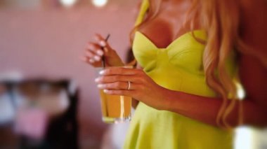 Güzel kız bir kafede tatlı ile kahve içiyor. reklam alanı