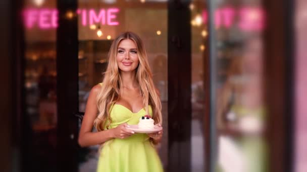 Hermosa Chica Bebe Café Con Postre Café Espacio Publicitario — Vídeos de Stock