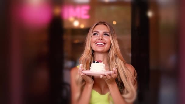 Hermosa Chica Bebe Café Con Postre Café Espacio Publicitario — Vídeo de stock