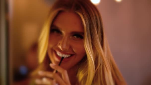 Schöne Mädchen Trinkt Kaffee Mit Dessert Einem Café Werbefläche — Stockvideo