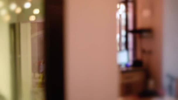 Красивая Девушка Пьет Кофе Десертом Кафе Рекламное Пространство — стоковое видео