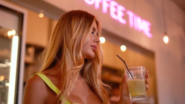 Bella Ragazza Beve Caffè Con Dessert Caffè Spazio Pubblicitario — Video Stock